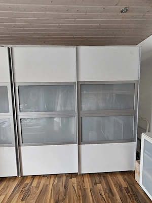 Toller Kleiderschrank 