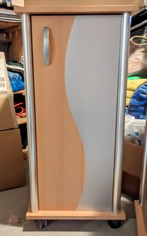 Schränkchen, Stehlampe und Messing Deko 