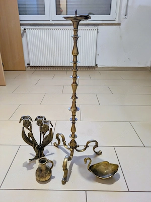 Messing Deko, Silberbesteck, Vergoldeter Spiegel und Rotglas ( Antiqitäten)
