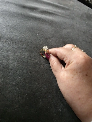 Verkaufe ein Verlobungs Ring aus333 Gelb Gold mit Diamanten