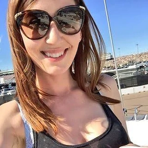 Eine attraktive Frau steht für intime Treffen zur Verfügung. 