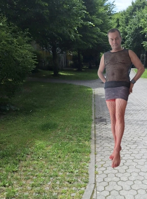 wer geht mit mir spazieren, ich als Frau in Halterlosen