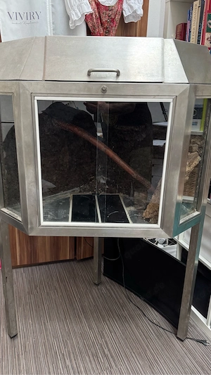 Eckterrarium aus Edelstahl mit Technik