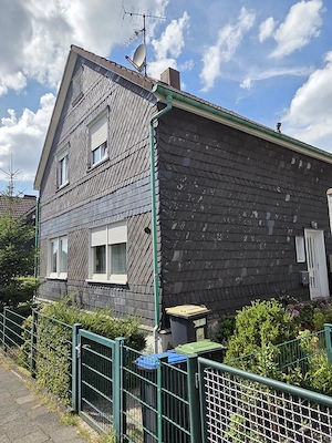 Mehrfamilienhaus mit großem Garten und 5 Garagen 