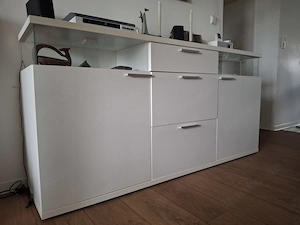 Schönes modernes Sideboard mit passendem Vitrinenschrank 