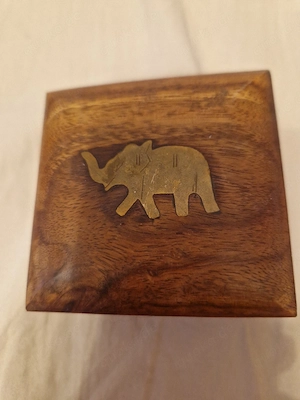 Holzkästchen mit Elefant drauf
