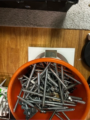 18 kg Schrauben und Montagematerial.