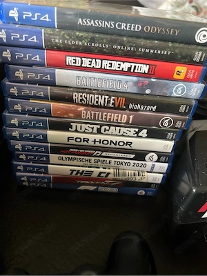 PlayStation 4 Set mit 13 Spielen, Lenkrad und 2 Controllern