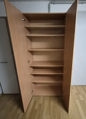 Schrank für Kleider oder Keller usw..