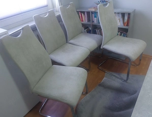 Verkaufe gut erhaltene Tisch plus 4 Stühle sehr sauber. 