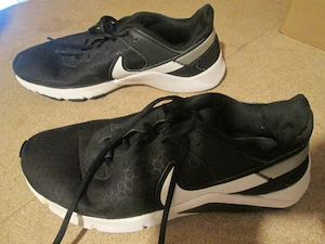 schöne Turnnschuhe Nike Gr. 43 9,5 in schwarz