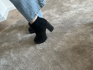 Queen in Overknees, Sneaker, Socken und mehr
