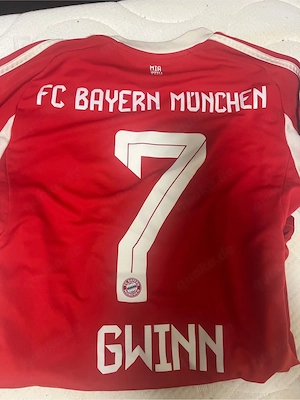 FC Bayern trikot der Frauen mit gwinn flock und bundesliga logo 