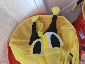 Aufbewahrungskorb mit Kuscheltieren u kissen 