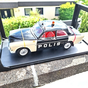 Revell Modell in 1:18--Volvo  P 121 auf einer Grundplatte  siehe dazu die Fotos