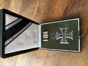 ORIGINAL Eisernes Kreuz 2 kl.1914 mit Frontspange im Etui mit Olivgrünen Samt rar