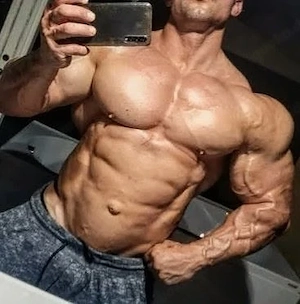 Suche Bull wie im Bild.Bin Skinny M mit 22x5 