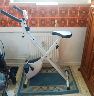 klappbarer Heimtrainer Fitnessbike sehr guter Zustand mit DVD