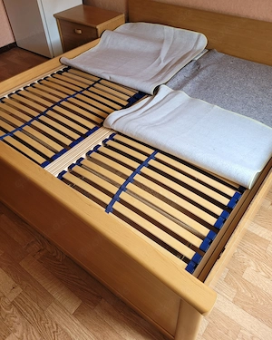 Schlafzimmermöbel Bett, Nachtschränken, Lattenroste, Grosser Kleiderschrank  Bild 2