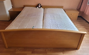 Schlafzimmermöbel Bett, Nachtschränken, Lattenroste, Grosser Kleiderschrank 