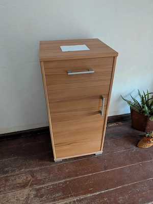 Kleiner Schrank prima Zustand 