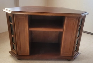 Schöner Eckschrank in nussbaum 