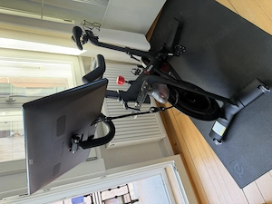 Peloton Heimtrainer Indoor Cycling mit Schutzmatte und 2 Paar Klickpedalschuhen