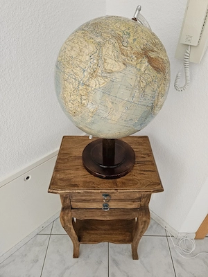 Globus mit Beistelltischchen 