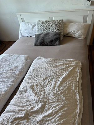 Bett in weiß von IKEA, inklusive Lattenrost und Matratze 