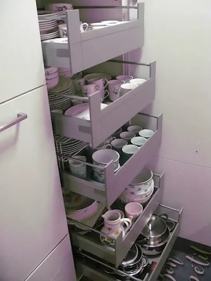 Moderne Einbauküche mit viel Stauraum Bild 5