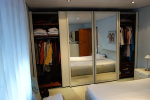 Kleiderschrank mit Spiegel