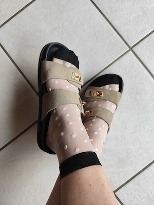 Söckchen mit Polka Dots: Transparent mit rosa Punkten & schwarzem Bund .  