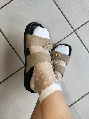 Transparente Damen-Söckchen in Weiß mit süßem Punkte-Muster (Polka Dots).