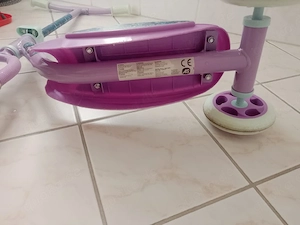 Kinderroller mit eiskönigin 