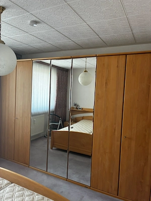 Schlafzimmer Kleiderschrank Bett