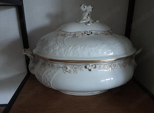 große ovale Deckelterrine mit Goldverzierungen von Meissen.