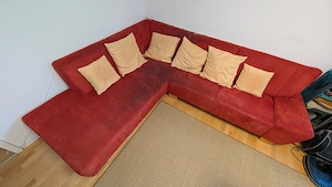 Große rote Couch   Sofa. Eckcouch mit Ottomane