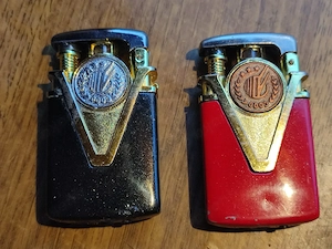 2 Vintage Sturmfeuerzeuge  Victory Song 03    Rot & Schwarz 