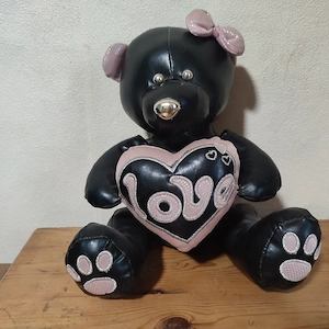 Deko Kunstleder Teddybär mit Love-Herz, ca. 30cm 