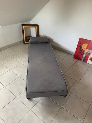Grauer Sessel mit Schlaffunktion