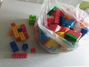 bunte Sammlung von Klemmbausteinen