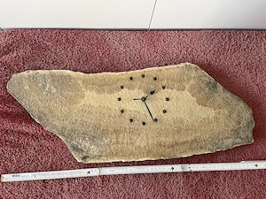 Uhr auf Natursteinplatte 
