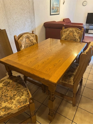 Holztisch ausziehbar + vier Stühle