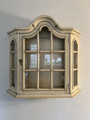 Massivholz-Wandvitrine   sehr guter Zustand & zeitloser Charme