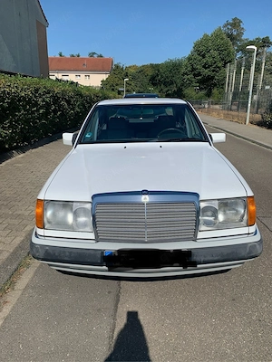 Mercedes 200E. W124