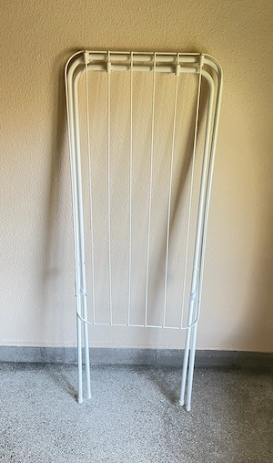 Wäscheständer in weiß, 80 cm x 80 cm x 38 cm in einem einwandfreien Topzustand.