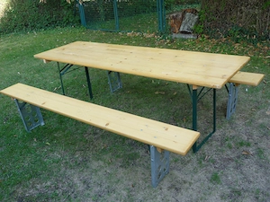 große gebrauchte Biertischgarnitur mit 2 Decken und 4 Sitzauflagen