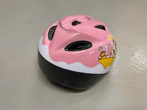 Pinkfarbener Helm für Kleinkinder. Zur Verwendung auf Rollschuhen, Rollern und Fahrrädern u.ä. Bild 3