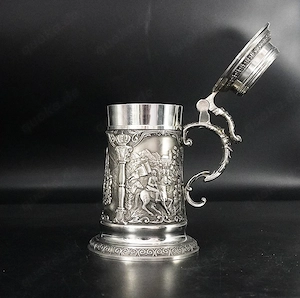 Zinn Bierkrug elegant geschwungen, mit umlaufend historischen Motiven und Deckel