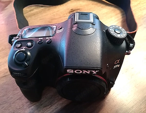 Sony Alpha 77II mit umfangreichem Zubehör